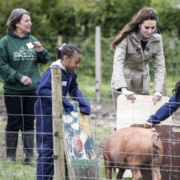 Kate Middleton, duchesse de Cambridge, visitait avec des élèves et enseignants d'une école primaire de Vauxhall une ferme à Arlingham, dans le Gloucestershire, avec l'association Farms For City Children, le 3 mai 2017.