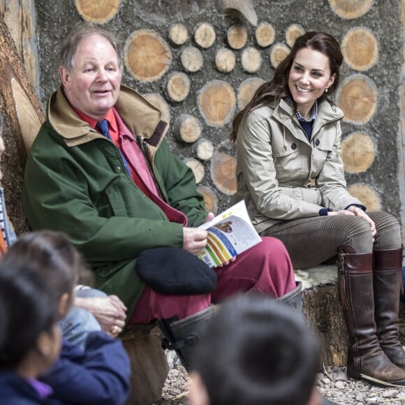 Kate Middleton, duchesse de Cambridge, visitait avec des élèves et enseignants d'une école primaire de Vauxhall une ferme à Arlingham, dans le Gloucestershire, avec l'association Farms For City Children, le 3 mai 2017. L'écrivain Michael Morpurgo, à l'origine de l'association, a animé une séance de lecture.