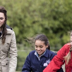 Kate Middleton, duchesse de Cambridge, visitait avec des élèves et enseignants d'une école primaire de Vauxhall une ferme à Arlingham, dans le Gloucestershire, avec l'association Farms For City Children, le 3 mai 2017.