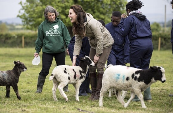 Kate Middleton, duchesse de Cambridge, visitait avec des élèves et enseignants d'une école primaire de Vauxhall une ferme à Arlingham, dans le Gloucestershire, avec l'association Farms For City Children, le 3 mai 2017.