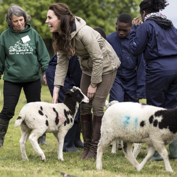 Kate Middleton, duchesse de Cambridge, visitait avec des élèves et enseignants d'une école primaire de Vauxhall une ferme à Arlingham, dans le Gloucestershire, avec l'association Farms For City Children, le 3 mai 2017.