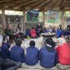 Kate Middleton, duchesse de Cambridge, visitait avec des élèves et enseignants d'une école primaire de Vauxhall une ferme à Arlingham, dans le Gloucestershire, avec l'association Farms For City Children, le 3 mai 2017. L'écrivain Michael Morpurgo, à l'origine de l'association, a animé une séance de lecture.