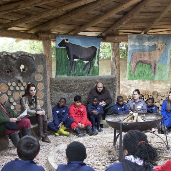 Kate Middleton, duchesse de Cambridge, visitait avec des élèves et enseignants d'une école primaire de Vauxhall une ferme à Arlingham, dans le Gloucestershire, avec l'association Farms For City Children, le 3 mai 2017. L'écrivain Michael Morpurgo, à l'origine de l'association, a animé une séance de lecture.