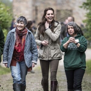 Kate Middleton, duchesse de Cambridge, visitait avec des élèves et enseignants d'une école primaire de Vauxhall une ferme à Arlingham, dans le Gloucestershire, avec l'association Farms For City Children, le 3 mai 2017.