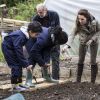 Kate Middleton, duchesse de Cambridge, a aidé à planter des oignons lors de sa visite avec des élèves et enseignants d'une école primaire de Vauxhall dans une ferme à Arlingham, dans le Gloucestershire, avec l'association Farms For City Children, le 3 mai 2017.
