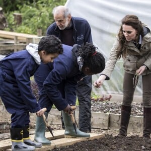 Kate Middleton, duchesse de Cambridge, a aidé à planter des oignons lors de sa visite avec des élèves et enseignants d'une école primaire de Vauxhall dans une ferme à Arlingham, dans le Gloucestershire, avec l'association Farms For City Children, le 3 mai 2017.