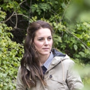 Kate Middleton, duchesse de Cambridge, visitait avec des élèves et enseignants d'une école primaire de Vauxhall une ferme à Arlingham, dans le Gloucestershire, avec l'association Farms For City Children, le 3 mai 2017.