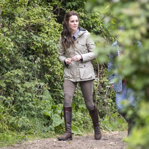 Kate Middleton, duchesse de Cambridge, visitait avec des élèves et enseignants d'une école primaire de Vauxhall une ferme à Arlingham, dans le Gloucestershire, avec l'association Farms For City Children, le 3 mai 2017.