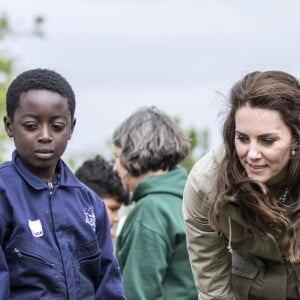 Kate Middleton, duchesse de Cambridge, visitait avec des élèves et enseignants d'une école primaire de Vauxhall une ferme à Arlingham, dans le Gloucestershire, avec l'association Farms For City Children, le 3 mai 2017.