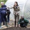 Kate Middleton, duchesse de Cambridge, a aidé à planter des oignons lors de sa visite avec des élèves et enseignants d'une école primaire de Vauxhall dans une ferme à Arlingham, dans le Gloucestershire, avec l'association Farms For City Children, le 3 mai 2017.