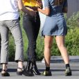 Exclusif - Selena Gomez à la sortie du salon de tatouage Shamrock Tattoo à West Hollywood, en compagnie de Tommy Dorfman et Alisha Boe. Le 9 avril 2017