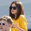 Exclusif - Selena Gomez à la sortie du salon de tatouage Shamrock Tattoo à West Hollywood, en compagnie de Tommy Dorfman et Alisha Boe. Le 9 avril 2017