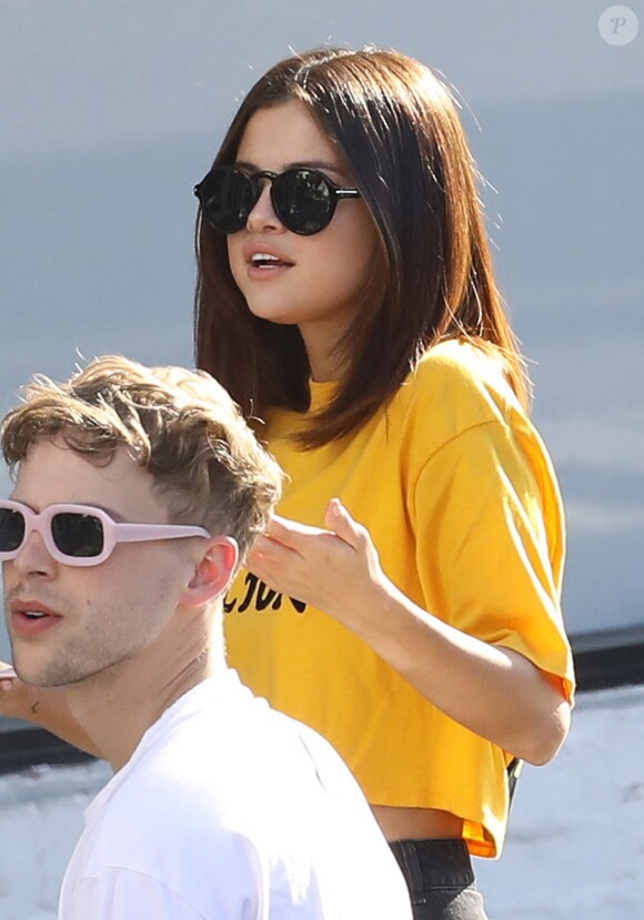 Exclusif - Selena Gomez à la sortie du salon de tatouage Shamrock Tattoo à West Hollywood, en compagnie de Tommy Dorfman et Alisha Boe. Le 9 avril 2017
