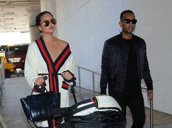 John Legend arrive à l'aéroport de LAX avec sa femme Chrissy Teigen et sa fille Luna à Los Angeles pour prendre l'avion, le 16 mars 2017