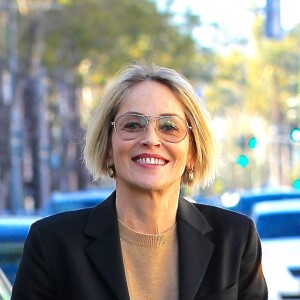 Sharon Stone, très souriante, est allée déjeuner avec un ami à Beverly Hills, le 24 février 2017