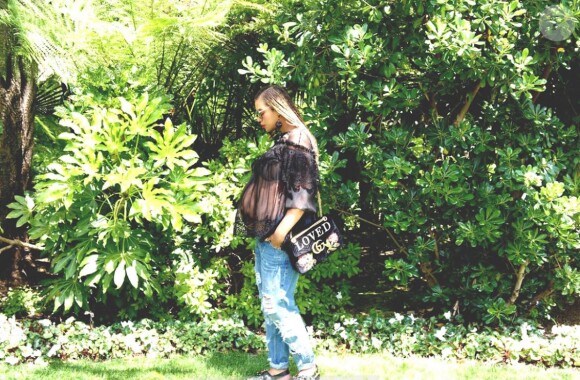 Beyoncé pose, enceinte de jumeaux, sur son site officiel Beyonce.com