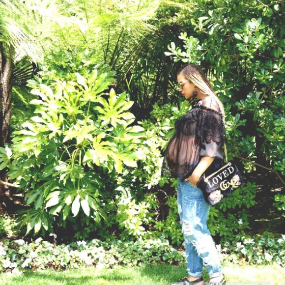 Beyoncé pose, enceinte de jumeaux, sur son site officiel Beyonce.com
