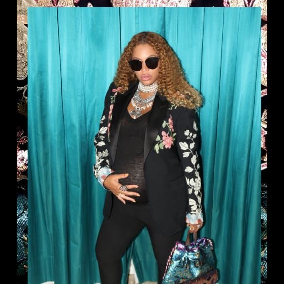 Beyoncé pose, enceinte de jumeaux, sur son site officiel Beyonce.com