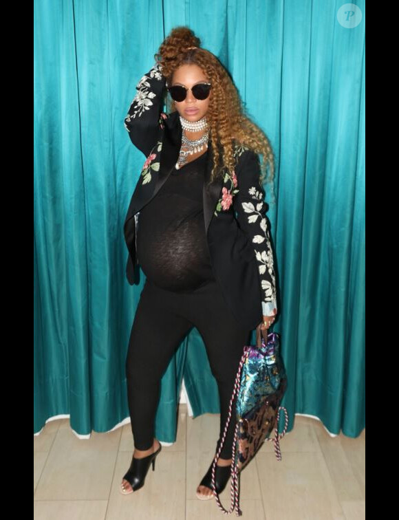 Beyoncé pose, enceinte de jumeaux, sur son site officiel Beyonce.com