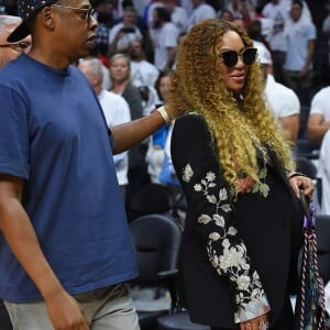 Beyoncé et son mari Jay Z assistent à un match des Clippers de Los Angeles contre l'Utah Jazz au Staples Center de Los Angeles le 3 mai 2017.