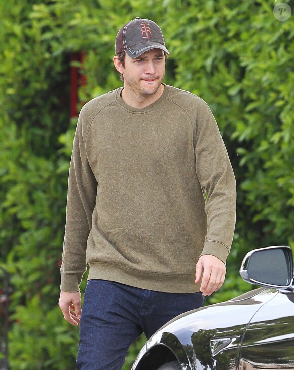 Exclusif - Ashton Kutcher dans les rues de Studio City, le 24 avril 2017.