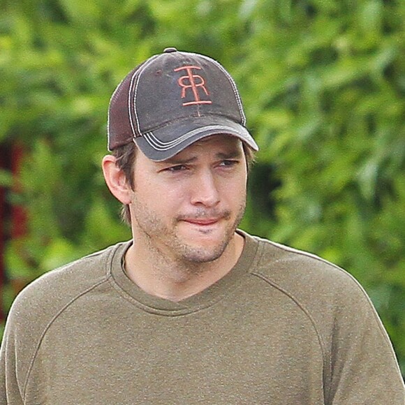 Exclusif - Ashton Kutcher dans les rues de Studio City, le 24 avril 2017.