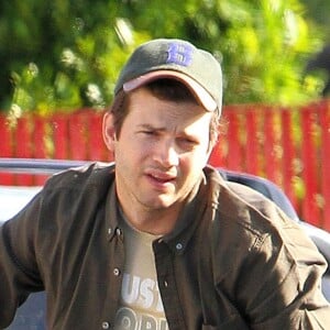 Exclusif - Ashton Kutcher sort de sa voiture dans les rues de Studio City, le 19 avril 2017