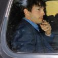 Exclusif - Ashton Kutcher quitte le Sunset Tower Hotel en voiture à Los Angeles le 2 avril 2017. © CPA / Bestimage