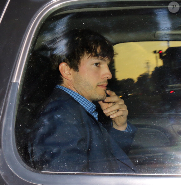 Exclusif - Ashton Kutcher quitte le Sunset Tower Hotel en voiture à Los Angeles le 2 avril 2017. © CPA / Bestimage