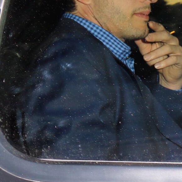 Exclusif - Ashton Kutcher quitte le Sunset Tower Hotel en voiture à Los Angeles le 2 avril 2017. © CPA / Bestimage