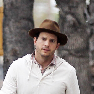 Exclusif - Ashton Kutcher a acheté un petit sac rose pour sa fille à Los Angeles, le 21 mars 2017. © CPA/Bestimage