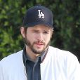 Exclusif - Ashton Kutcher se balade avec sa fille Wyatt à Studio City, le 18 janvier 2017