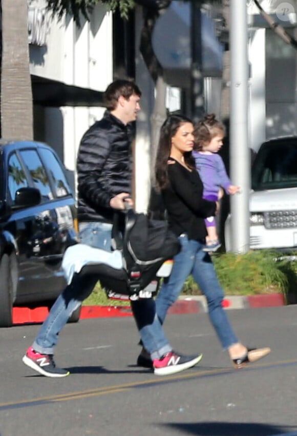 Exclusif - Mila Kunis, Ashton Kutcher et leurs enfants Dimitri et Wyatt vont petit-déjeuner en famille à Los Angeles, Californie, Etats-Unis, le 29 janvier 2017.