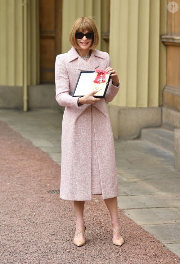Anna Wintour a reçu la médaille de Chevalier - Dame commandeur lors d'une cérémonie d'investiture au palais de Buckingham à Londres le 5 mai 2017.