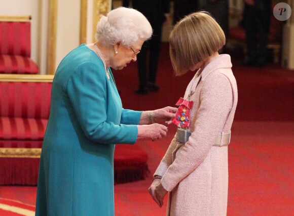 Anna Wintour a reçu la médaille de Chevalier - Dame commandeur lors d'une cérémonie d'investiture au palais de Buckingham à Londres le 5 mai 2017.