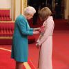 Anna Wintour a reçu la médaille de Chevalier - Dame commandeur lors d'une cérémonie d'investiture au palais de Buckingham à Londres le 5 mai 2017.