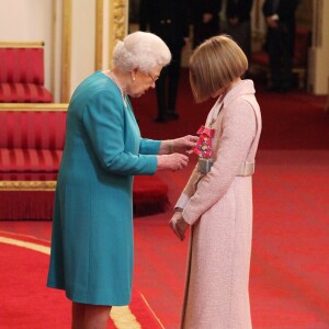 Anna Wintour a reçu la médaille de Chevalier - Dame commandeur lors d'une cérémonie d'investiture au palais de Buckingham à Londres le 5 mai 2017.