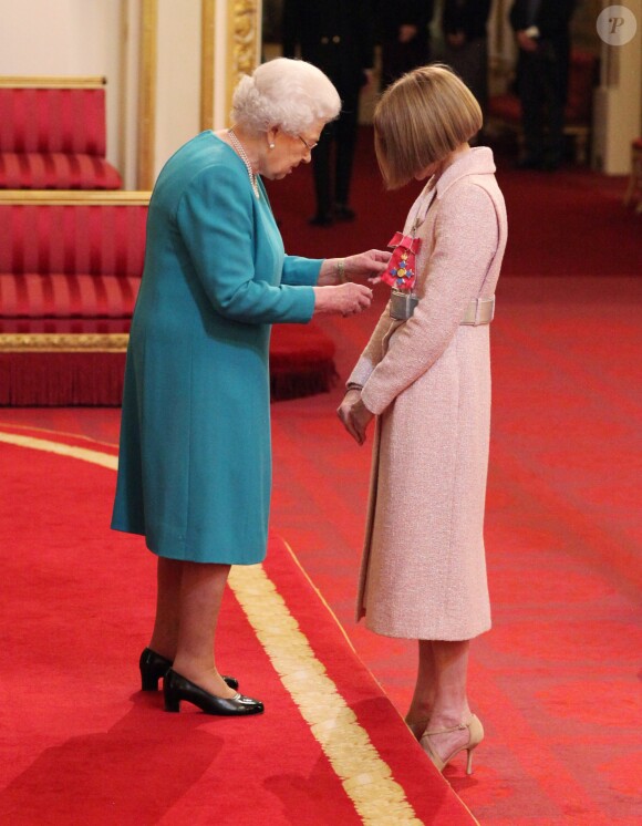 Anna Wintour a reçu la médaille de Chevalier - Dame commandeur lors d'une cérémonie d'investiture au palais de Buckingham à Londres le 5 mai 2017.