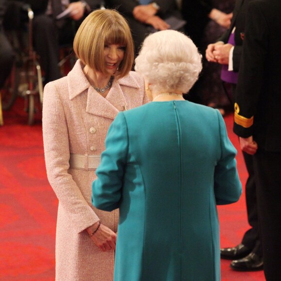 Anna Wintour a reçu la médaille de Chevalier - Dame commandeur lors d'une cérémonie d'investiture au palais de Buckingham à Londres le 5 mai 2017.