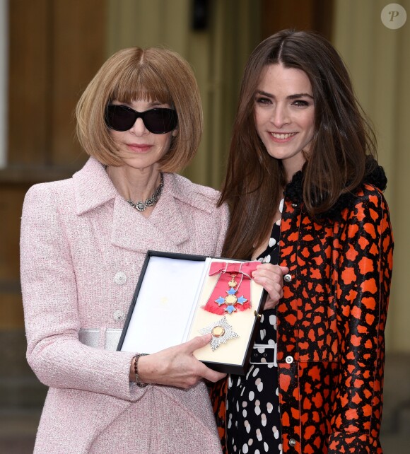 Editor-in-Chief of American Vogue and Artistic Director of Conde Nast Dame Anna Wintour shows her award as Dame Commander after the investiture service at Buckingham Palace, London, May 5 2017. She has been joined by her daughter Bee Shaffer. Photo by SWNS/ABACAPRESS.COM05/05/2017 - 