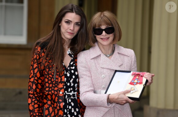 Editor-in-Chief of American Vogue and Artistic Director of Conde Nast Dame Anna Wintour shows her award as Dame Commander after the investiture service at Buckingham Palace, London, May 5 2017. She has been joined by her daughter Bee Shaffer. Photo by SWNS/ABACAPRESS.COM05/05/2017 - 
