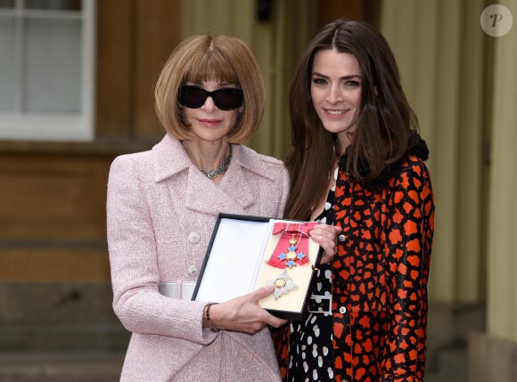 Editor-in-Chief of American Vogue and Artistic Director of Conde Nast Dame Anna Wintour shows her award as Dame Commander after the investiture service at Buckingham Palace, London, May 5 2017. She has been joined by her daughter Bee Shaffer. Photo by SWNS/ABACAPRESS.COM05/05/2017 - 