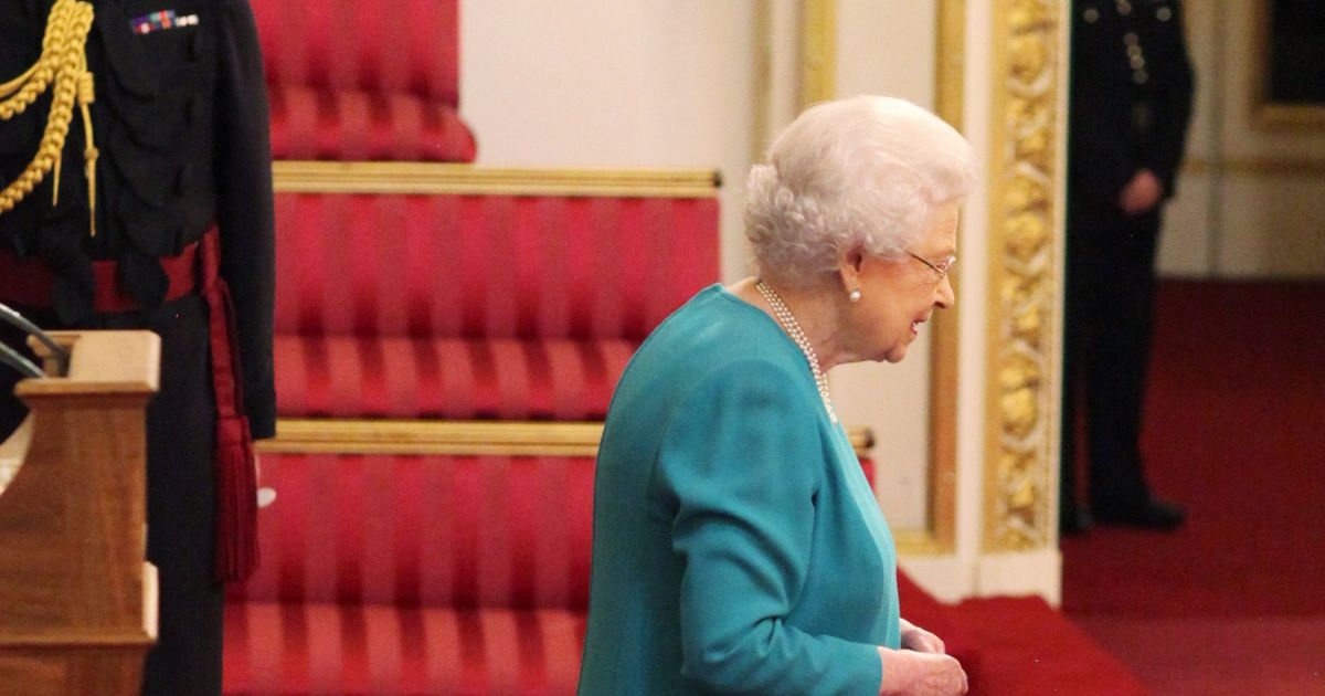 Dame Anna Wintour is made a Dame Commander of the British Empire by ...