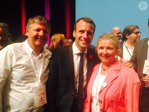 Corinne Erhel pose avec Emmanuel Macron