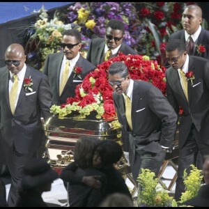 Randy, Marlon, Tito, Jackie et Jermaine Jackson à la cérémonie d'adieu à Michael Jackson au Staples Center. Los Angeles, le 7 juillet 2009.