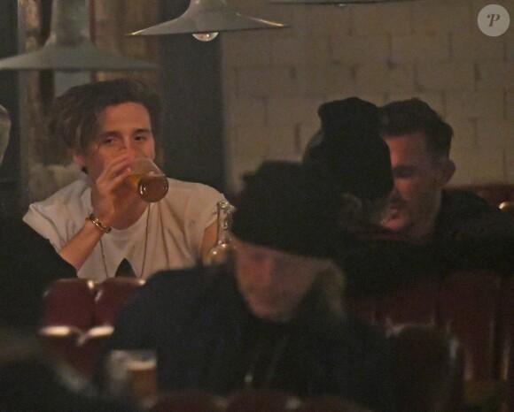 Exclusif - Brooklyn Beckham dîne avec Rita Ora au restaurant "The Diner", dans le quartier de Notting Hill à Londres. Le 5 mai 2017