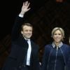 Emmanuel Macron avec sa femme Brigitte Macron (Trogneux) - Le président-élu, Emmanuel Macron, prononce son discours devant la pyramide au musée du Louvre à Paris, après sa victoire lors du deuxième tour de l'élection présidentielle le 7 mai 2017.