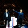 Emmanuel Macron avec sa femme Brigitte Macron (Trogneux) - Le président-élu, Emmanuel Macron, prononce son discours devant la pyramide au musée du Louvre à Paris, après sa victoire lors du deuxième tour de l'élection présidentielle le 7 mai 2017.