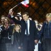 Emmanuel Macron avec sa femme Brigitte Macron (Trogneux), Emma (fille de L.Auzière) - Emmanuel Macron, élu président de la république, salue ses militants devant la pyramide au musée du Louvre à Paris, après sa victoire lors du deuxième tour de l'élection présidentielle. Le 7 mai 2017.