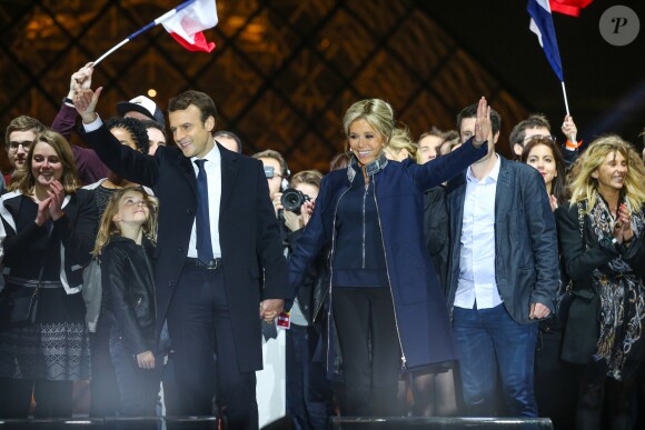 Emmanuel Macron avec sa femme Brigitte Macron (Trogneux), Emma (fille de L.Auzière) - Emmanuel Macron, élu président de la république, salue ses militants devant la pyramide au musée du Louvre à Paris, après sa victoire lors du deuxième tour de l'élection présidentielle. Le 7 mai 2017.